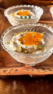 Ce dessert est né d’un Mhalbi, un riz au lait algérien préparé à partir de semoule de riz, parfumé à la cannelle et à l’eau de fleur d’oranger. Une base simple, fidèle à la tradition. Une fois la cuisson terminée, j’ai incorporé des écorces d’orange confites, découpées en petits cubes, pendant que la préparation était encore chaude, puis je l’ai laissée refroidir jusqu’au lendemain. Le jour suivant, j’ai détendu la texture à la spatule et j’y ai incorporé une crème montée légèrement parfumée à l