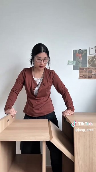 เป็นโต๊ะที่ห้องเล็กแบบแจง เลิฟมากกกก ✨ ดึงแปปเดียวได้โต๊ะใหญ่ๆมาใช้แล้วว ได้มาจาก AB design furniture น้าา คอลเลคชั่น Modio ค่า 📍หาซื้อได้ที่ SB design furniture ทุกสาขาและช่องทางออนไลน์ทุกช่องทางเลยน้า #ของแต่งห้อง #แต่งห้องมินิมอล #โต๊ะทำงานพับได้ #โต๊ะทำงาน #รีวิวของแต่งห้อง #SBdesignfurniture #Modio