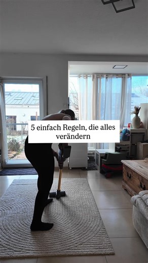 Maria Lust | Haushalts & Ordnungs Expertin | Putztipps on Instagram: "Die meisten Leute putzen falsch. Hier ganz einfach 5 Regeln. 5 einfache Regeln, die alles ändern: 1. Putze mit Plan und nicht kreuz und quer Von einer Seite des Raums zur anderen. Und dann Raum für Raum. Alles andere ist Chaos. 2. Von oben nach unten Erst hohe Flächen, dann Arbeitsflächen, zum Schluss der Boden. So putzt du keinen Dreck doppelt. 3. Reiniger nicht direkt auf Möbel sprühen Greift Oberflächen an, macht Schlieren.