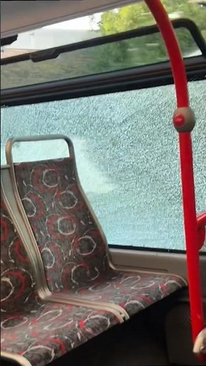 Pécresse, on est fatigués ! 😡🚌 La vitre du bus explose en plein trajet !