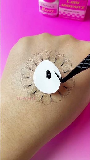 🍓 New Winter Drop!Meet BERRY — our strawberry-scented lash adhesive.Fresh, sweet scent.