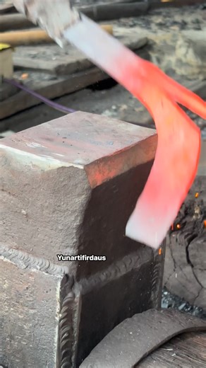 Technique for producing a spur on a rubber tapping knife. #RubberTapping #RubberTappingKnife #RubberPlantation #NaturalRubber #AgriculturalTools #FarmingTools #AgriculturalTechnology #ToolManufacturing #Metalworking #BladeMaking #RuralInnovation #SustainableAgriculture #AgroIndustry #FarmInnovation #fypchallenge #fypreelsシ゚viralシ #HappyNewYear | Yunarti Firdaus