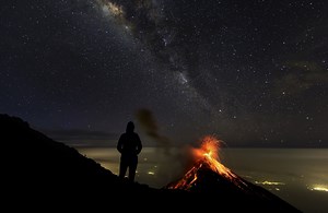 Le volcan de Fuego en éruption sous la Voie lactée