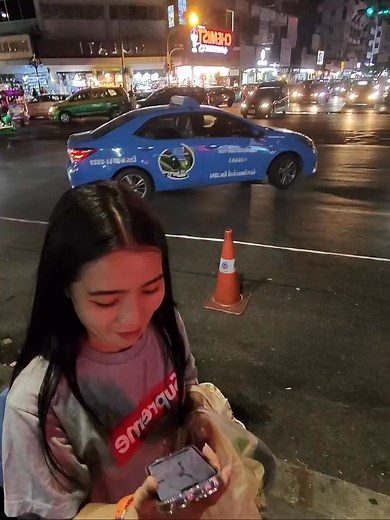 ✨ Pattaya Nights – A City That Never Sleeps! ✨ From buzzing street food stalls 🍜 to electrifying dance shows 💃, Pattaya transforms into a paradise of lights and energy after dark. 🌃 Walk along Walking Street and experience: ✔️ Colorful night markets 🛍️ ✔️ Live music & beach parties 🎶🏖️ ✔️ Delicious seafood & late-night bites 🦞🍤 ✔️ A nightlife that feels straight out of a movie 🎥 ➡️ Tourists say: “The real fun begins post-sunset!” 🌅 ⸻ Hashtags: #PattayaNightlife #WalkingStreet #Thailand