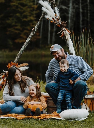 Fall Mini Sessions are Here! Spaces are Limited! I'm traveling to Michigan in the bus and I'm super excited to announce my fall mini sessions! If anyone lives in the area I would love to see you out there! 🍁Who: Families or couples looking for a cozy tall photo shoot without breaking the bank! 🍁Where: Fallasburg park Grand Rapids Michigan› 🍁When: October 7th and 14th only! Spaces are limited! Click the link in the comments or on my page to book! Spots are filling up fast! I look forward to se