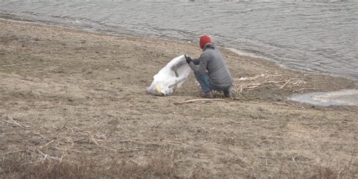 Hundreds of volunteers tackle annual clean up of Big Sioux River