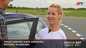 Emisija SAT, nedelja 26. 05. 2024. RTS1 13.12 h Vozač kakvog niste očekivali Već je poznato da će svi oni koji žele da voze električni trotinet, od 15. juna morati da imaju identifikacionu nalepnicu. Ipak, danas detaljno objašnjavamo kako da dođete do te nalepnice. Kakva je tačna procedura, koliko košta, ko može da je sprovede, ali i šta da rade oni koji nemaju ni jedan jedini papir, pa ni račun za model koji poseduju, kako bi i on mogao na legalan način da se koristi. Čućete i priču o „Devojci 