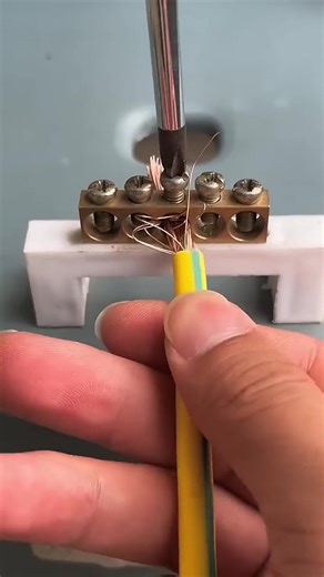 21K views · 72 reactions | How to electrical wear electronic work current Electrical #Mistakes #Beginners #reelsviral #fyp #fbreelsfypシviralシ | Topchang 1111 | Facebook