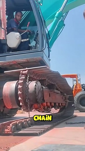 Resetting an excavator track takes real precision. #HeavyEquipment #EngineeringSkill #fblifestyle | Casa Irrera Messina