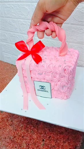 ladies handbag cake, purse cake tutorial, cake decorating ideas #bagcake #trend #ahorts #viralfeed