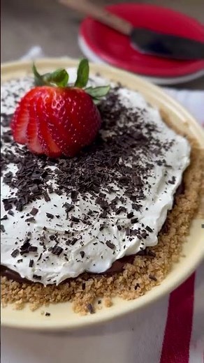 Chocolate Cream Pie with a graham cracker crust 🤎🥧 Silky chocolate filling, buttery crust, and