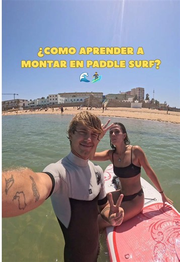 🌊🏄‍♂️ ¿Quieres aprender a hacer Paddle Surf? 🏄‍♀️🌊 El paddle surf es una de las formas más divertidas de disfrutar del mar, mejorar el equilibrio y conectar con la naturaleza. 🌞 ✅ Empieza en aguas tranquilas. ✅ Colócate de rodillas sobre la tabla para ganar confianza. ✅ Cuando te sientas estable, ponte de pie con los pies separados al ancho de los hombros. ✅ Mantén la mirada al frente y el cuerpo relajado. ✅ Usa la pala alternando los lados para avanzar de forma recta. Con práctica y pacien