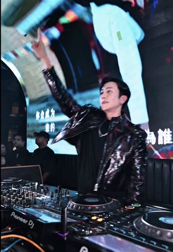 POV: THE DJ DROPPED ‘THE EARLY SPRING’ REMIX IN THE CLUB 🌸🌷 #theearlyspring #chinesedrama #早春晴朗 #cdrama #djinquisitive
