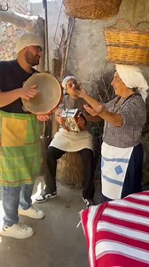 A sapiti "Calabrisella Mia" - Conoscete "Calabrisella Mia" "Calabrisella mia" è una canzone popolare calabrese molto amata, considerata quasi un inno non ufficiale della Calabria. Il brano è un esempio tipico della musica folkloristica del Sud Italia, esprimendo sentimenti di amore, nostalgia e identità regionale. Racconta la storia di un amore semplice e genuino tra un giovane e una ragazza calabrese, chiamata affettuosamente "Calabrisella" (piccola calabrese). Il testo è intriso di romanticism