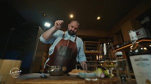 Tacos cu pui crocant și piure de ardei copți - un pic de Mexic, un pic de improvizație, un pic de poftă de vară. Am făcut niște tacos cu pui care se pregătesc repede, dar aduc gustul ăla care te face să zici „mai vreau unul”. Cum i-am făcut, cu ce i-am umplut și de ce am ales să nu pun coriandru – pe toate le povestesc în clip. Rețeta completă e deja pe blog - https://adihadean.ro/07/29/tacos-mexican-cu-pui-crocant/ Rețeta video e și ea pe canalul de YouTube - https://www.youtube.com/watch?v=xiw