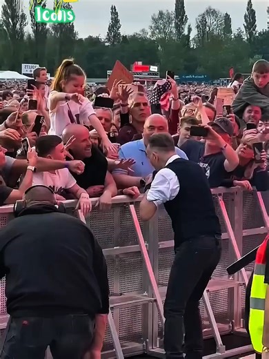 Bruce Springsteen Interacting With Little Fan #brucespringsteen