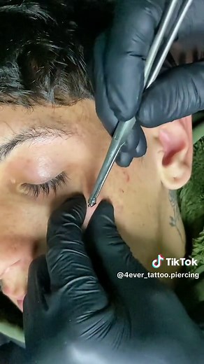 ¿Como hacer un MICRODERMAL piercing? Sigan viendo 🫣 #micro #microdermal #fyp #piercing #rusherking #television