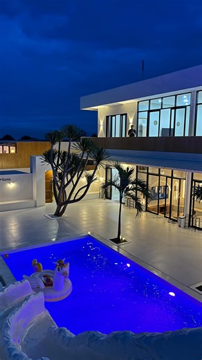 Hadjukemal on Instagram: "Vibes Malam di Villa Luxury dari Villa Fortuna 168 type Cendana , asli cantik banget , cuss cobain sensasinya sekarang , more info akun resmi mereka @villafortuna389 . . . #villafortuna #villaforuna168 #villafortuna389 #villamewahpuncak #villabogor"