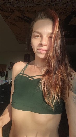 Y’all know I’m always experimenting with little energy reset and cleansing rituals… so when these Sleep Detox Belly Button Patches showed up, I had to try them. 👀✨ You place the patch over your belly button before sleep and let it do its thing overnight. The belly button area has always been considered an important energetic center connected to the body. This box comes with 30 patches, so the idea is to use them consistently for about 2 weeks and see how your body responds. They’re made with a 