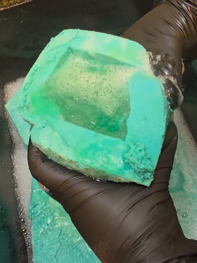 Some slo-mo squeezes to wake u up this morning 😍 Happy Wednesday!! #squeezemegreen #cleantok #asmrsounds #slowmotion #fyp