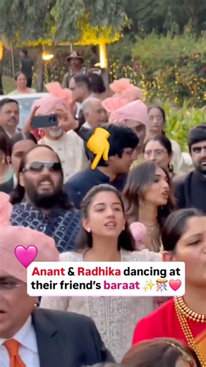 Anant Ambani & Radhika Merchant Enjoy Their Friend’s Wedding Welcome Dance 💃Fun Moments on the Road