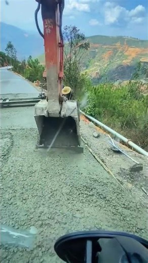 Collaborative paving process of cement concrete pavement for mountainous areas