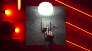 Ein Schalter = volles Spektrum. Smartes Licht einfach mit dem Lichtschalter steuern, ob strahlend hell, sanft leuchtend oder farbiges Stimmungslicht. Mit den frei programmierbaren JUNG Funk-Wandsendern lassen sich die Leuchten aus dem Lichtsystem Philips Hue ganz einfach, auch ohne Smartphone, steuern. Und das alles ohne Kabel oder Batterie. Mehr dazu unter: www.jung.de/neuheiten Lieferbar voraussichtlich ab August 2020 | JUNG