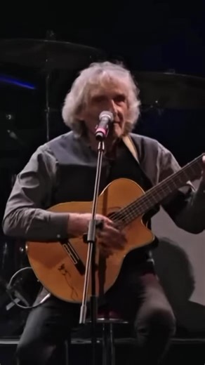 🎂🎸 Hoy cumple años una leyenda del rock argentino 🇦🇷 El gran Ricardo Soulé 🙌🏻 Fundador de Vox Dei, creador de obras inmensas como La Biblia y autor de una de las canciones más eternas de nuestro rock: “Presente (El momento en que estás)”🎶 En este video se vive un momento hermoso: Soulé compartiendo escenario con Divididos en el Movistar Arena para cantar justamente Presente, un himno que atravesó generaciones y sigue emocionando como el primer día 🖤 Porque hay canciones que no envejecen…
