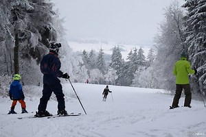 GREBENHAIN: 30 Zentimeter Schnee. Skisaison im Vogelsberg eröffnet: Skilift Herchenhainer Höhe in Betrieb. | Skiclub Herchenhain e. V. | osthessen-news.de