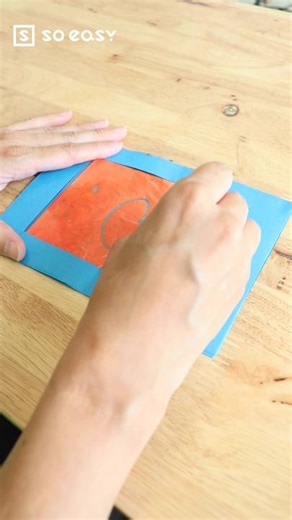 いいね！と思ったら、コメント「👍」で教えてね😆 今回は “何度でも” 書いて消せる自作ボードの作り方をご紹介します◎ ちょっと不思議なこのボード、お家で簡単に手作りできるので夏休みの自由工作にもオススメです✨ 【用意するもの】 ・画用紙 ・チャック付きのビニール袋 ・水彩絵の具 ・木工ボンド ・綿棒 【手順】 ①ビニール袋にボンドと絵の具を入れてよく混ぜ合わせます ②適当な大きさに切った画用紙の上に①を薄く広げて乗せ、縁にボンドをつけます ③額縁上に切り取った画用紙を上から重ね、貼り合わせます 綿棒などを使って好きな文字やイラストを書くことができます◎ 手でこするとあら不思議！文字が消えていきました✨ ちょっと不思議な書いて消せる自作ボード😊 ぜひ作ってみてくださいね♪ #自由研究 #工作 #手作り #夏休み #DIY #soeasy #おすすめ #TikTok教室 #ライフハック #lifehack