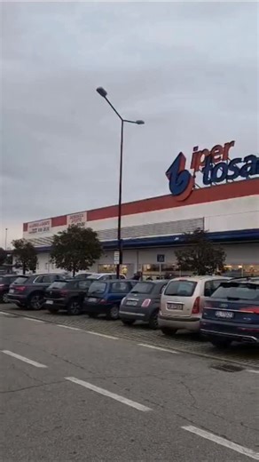Il "caso Tosano" sta infiammando il dibattito a Curtatone. L'ampliamento e lo spostamento del supermercato ha mobilitato numerosi cittadini che chiedono di non acconsentire a una nuova area commerciale di dimensioni ben superiori all'attuale (90mila metri quadrati). In campo anche Confesercenti e Confcommercio che temono peraltro un aggravarsi del traffico sulla Sabbionetana. Giovedì la presentazione in consiglio comunale della variazione al Pgt. Immagini, montaggio ed editing Nicola Liberti | G