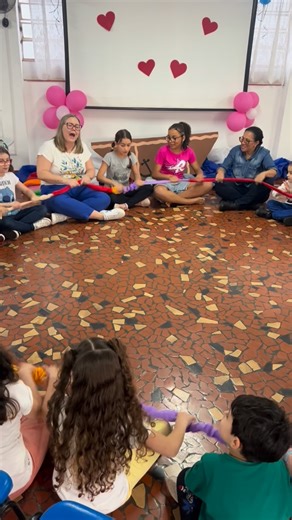 Lilian Ludtke on Instagram: "Foi muito legal cantar essa canção. Esse registro foi de uma atividade do Dia das Crianças na @luteranaguarulhos Cheguei cantando do meu jeito e eles me ensinaram uma segunda estrofe diferente da que eu conhecia. Folclore é isso e não tem nada de errado, as canções sofrem alterações quando são passadas de geração pra geração. Usamos o elástico nessa atividade e foi muito divertido! Em breve posto mais! #luterano #musicalizacao #elastico #stretchyband"