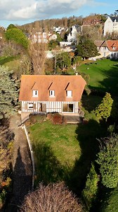 Une vue mer qui ne s’explique pas… elle se vit ! 🧡 Isabelle vous présente cette propriété trouvillaise au charme rare. Située sur les hauteurs de Trouville-sur-Mer, cette demeure familiale à rénover dévoile un panorama d’exception : une véritable carte postale sur les plages de Deauville, Trouville et jusqu’à Caen. 😍 Édifiée sur un terrain de 1100m2, la propriété se compose, au rez-de-chaussée, d’une entrée distribuant une double réception avec cheminée, baignée de lumière et tournée avec la m