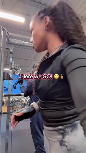 Peep dude tho 🤣 u knew I was there .. tryna look the other way and ish.. then he took his ahh to the other two cable smith machine that was open from the jump ! #gym #fitness #fyp #annoyed