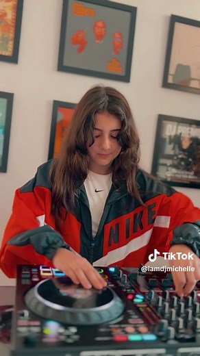 Scratch DJ Tutorial with DJ Michelle - Serato Stems & Pioneer DDJ-FLX10