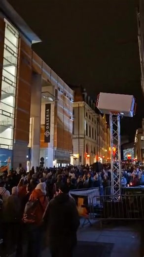 Großer Andrang am Donnerstagabend (9.10.) beim Leipziger Lichterfest 2025. Auf einem Lichtweg von der Nikolaikirche zum Wilhelm-Leuschner-Platz haben ost- und westdeutsche Künstler zum Gedenken an die erste ganz große Demo um den Ring vor 36 Jahren mehrere Installationen aufgebaut. (Video: ADK Medien) #Leipzig #Lichtfest #Lichtweg #Installationen #Demo #Revolution #Ring #Großdemo | Radio Leipzig