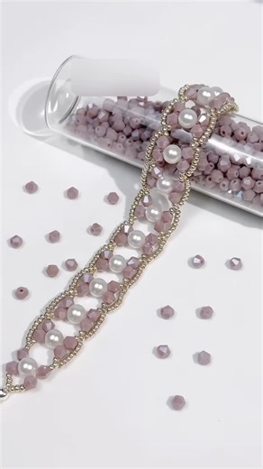 Oyster Tooth on Instagram: "Thread: Fireline 6lb #beadtutorial #beadedbracelet #seedbead #seedbeadbracelet #handmadejewelry #beads #beadsjewelry #beadsbracelet #edmonton #canada"