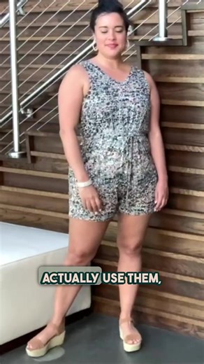 If you've been following for any amount of time then you know I cannot stand floppy pockets! If there's a waitband, I'll convert them to be anchored into that waistband. The ONLY exception is on knit shorts, rompers, and jumpsuits. In that case, I always leave them off. And, here's why! #sewingtip #lnsundayromper #garmentsewing | Inside The Hem