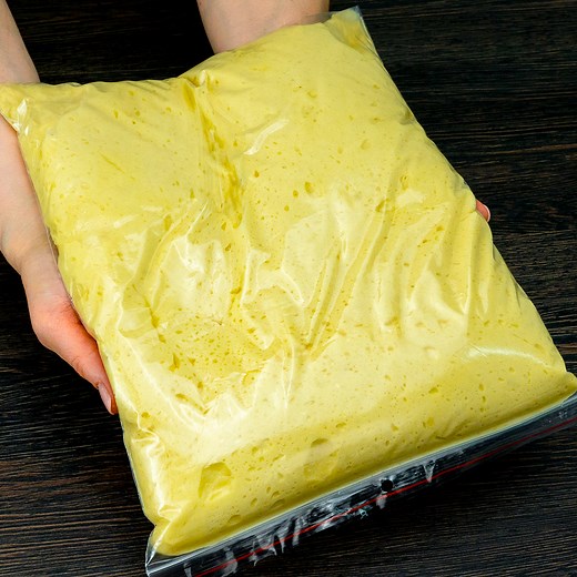 Now even my grandma cooks the dough in a zip bag! A new idea for an old recipe Ingredients: yeast - 8 g (0.29 oz) sugar - 50 g (1.76 oz) salt - 4 g (0.14 oz) eggs - 2 pieces milk - 200 ml (6.76 fl oz) flour - 400 g (14 oz) TO RAISE 45 minutes Tray diameter 26 cm (10.24 in) for the cream: vanilla flavored pudding powder - 40 g (1.4 oz) milk - 350 ml (11.83 fl oz) sugar - 40 g (1.4 oz) TO COLD 50 minutes sugar - 20 g (0.7 oz) almond flakes - 40 g (1.4 oz) IN THE OVEN 180° C (356 °F)/ 45 minutes ra