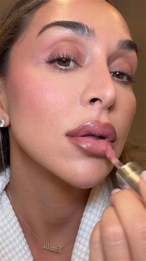 DANIELLE on Instagram: "7 min makeup look. ALL PRODUCTS LISTED BELOW: @chantecaille Just Skin Tint in Nude / @narsissist Creamy Concealer in Medium 1 / @westmanatelier Eye Want You Mascara in Le Brun + Face Trace Contour Stick in Truffle + Mini Baby Cheeks Lip + Cheek Cream in Jam / @hourglasscosmetics Curator Eyeshadow Palatte in Idealist / @charlottetilbury Airbrush Flawless Finish Setting Powder / @beautyblender Power Pocket Puff / @wonderskin Lip Stain in Hush / @makeupforever Lipliner in An
