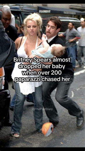 Britney Spears Overwhelmed by Paparazzi While Carrying Her Baby #britneyspears #paparazzi #hollywood