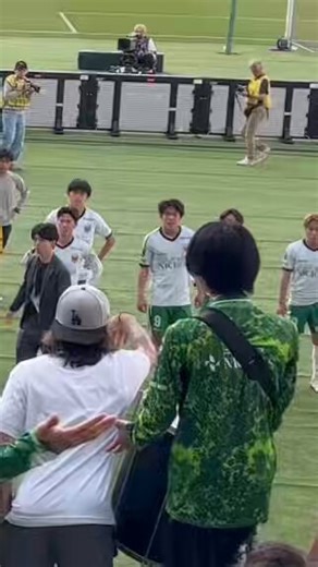 何を言ってるかまでは分からないけど、左手をポケットに突っ込んだままの煽りに、染野選手がどう感じたのか分かりました。応援や励ましではないし、ブーイングですらないと感じました。初めて前の方で応援したのですが、次からはもう少し後ろで応援しようと思いました。#verdy