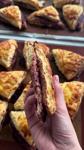 SCONS DE QUESO CON CEntro de reduccion de frutos ROJ0s Para la masa 👉🏻 450 g de harina 0000 1 pizca de polvo leudante 120 g de manteca 220 ml de leche 150 g de el queso que mas te guste