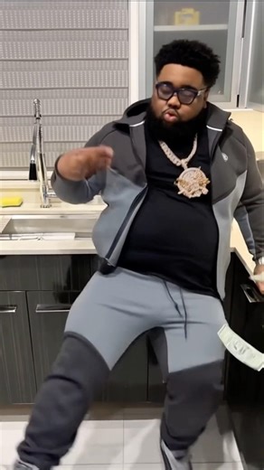 ROD WAVE FALLS TRYING TO SHOW OFF HIS MONEY😭