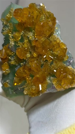 Green fluorite and barite coexist, the gloss and quality of barite are superb. The perfect combination of green and gloss. From Jiangxi ❤️ Available for sale. | Crystal Princess