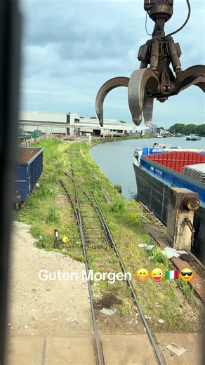 #baggerfahrer #ichliebemeinenjob #nrw #schrottplatz #schrottplatzvibes #baggerfahrerausleidenschaft #schiffladen #baggerlife #bagger #schrottplatzromantik #v2a
