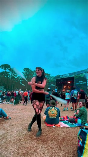 Sponsored Artist @tessedelic eatin up some poi x shuffle combos at hula 🖤🐦‍🔥✨ Code: TESSEDELIC saves! 🌪️VortexPoi🌪️ •This Complete Vortex Poi Kit comes fully Assembled and includes a Carrying Bag •Unique projection LED lights up Socks and Leash for a 2 in 1 Poi setup. •LED Light Up Socks feature Eye-Catching Brightness, Slow rainbow fades, Single colors, and Strobe patterns. •Soft Case Technology ☁️ •Lifetime Warranty👍 #ultrapoi #poi #poispinning #fireflow #fireperformer #flowarts