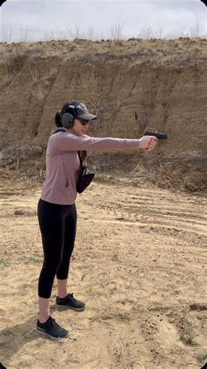 Do you practice drawing your firearm? How many of you take it to the next level and practice at a range with live fire? Firearm: @rose.sigsauer 9mm Fanny pack & kydex holster: @vertx_official and @rose.sigsauer Target: @infinitytargets Glasses: @gatorzeyewear | Ava Flanell