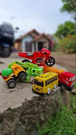 Drama mobil mobilan truk molen, motor balap, tayo the little bus #mobilmobilan #trukmolen #shorts