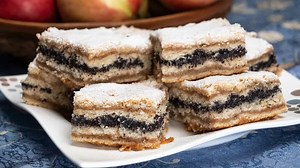 Sypaný BABIČKIN koláčik s makom a jablkami: Neuveriteľne rýchly a lahodný koláč!